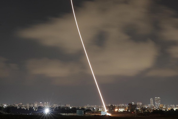 Una larga exposición de un misil de batería Iron Dome lanzado cerca de la ciudad de Ashdod, en el sur de Israel.EFE