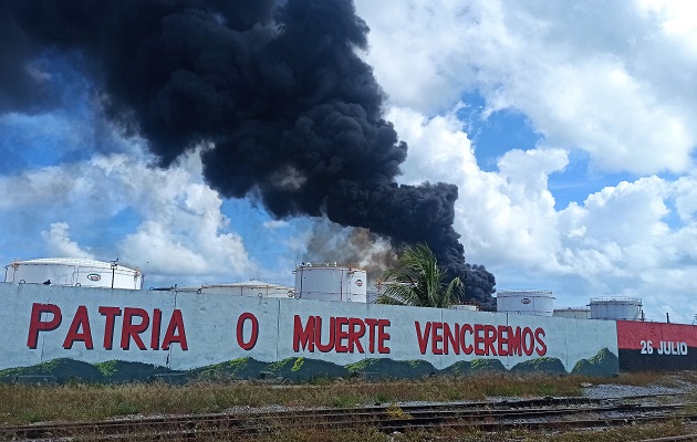 El derrame del combustible provocó que ardiera la maleza circundante. Foto: EFE