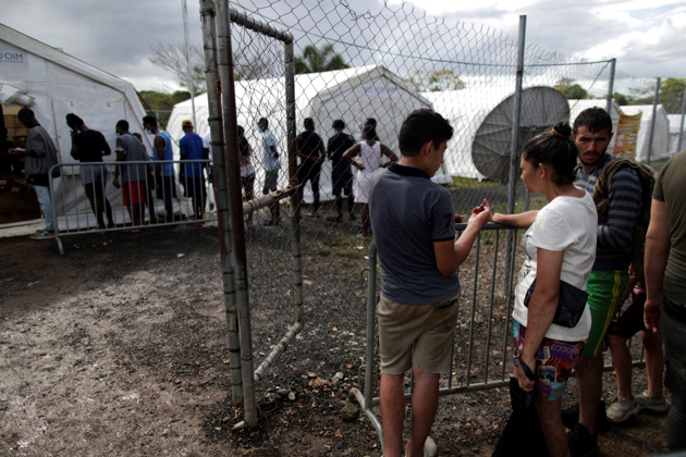 Migrantes hacen fila para registrarse en el albergue de San Vicente en Darién (Panamá), en una fotografía de archivo. EFE/Bienvenido Velasco