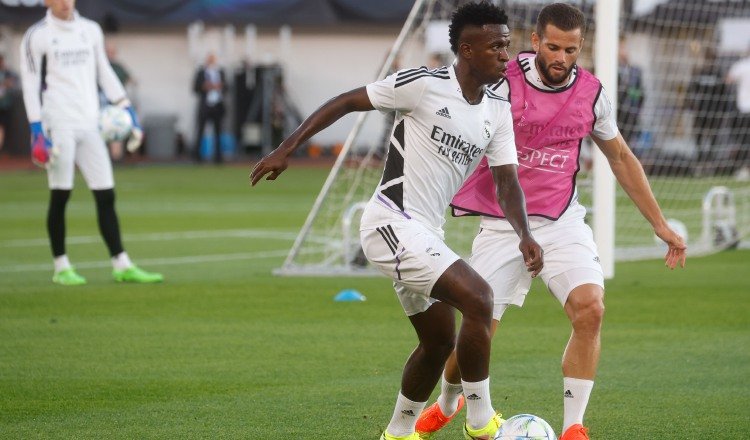 Vinicius Junior (izq.) en los entrenamientos del Real Madrid. Foto: EFE