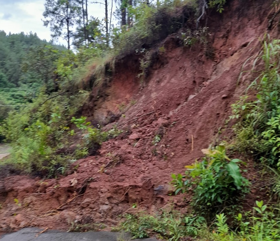 La carretera hacia el área se torna peligrosa con los derrumbes. Foto: Melquiades Vásquez 