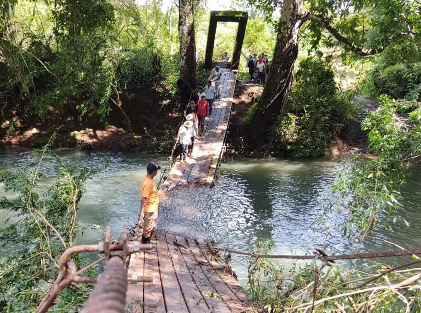 Los habitantes no pueden salir de sus comunidades tras el colapso del puente. Foto: Melquiades Vásquez