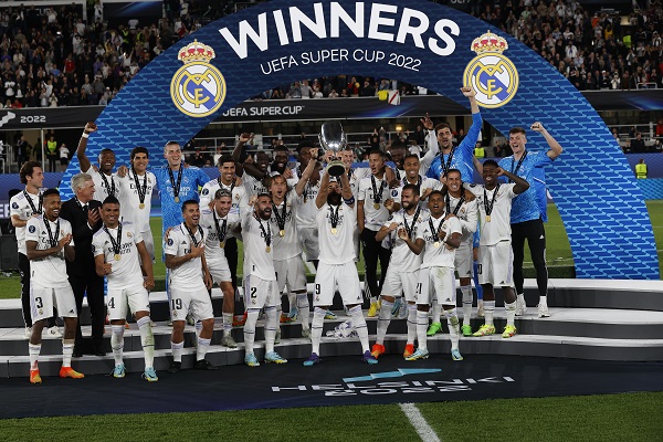 Jugadores de Real Madrid festejan con la Supercopa de Europa. Foto: EFE