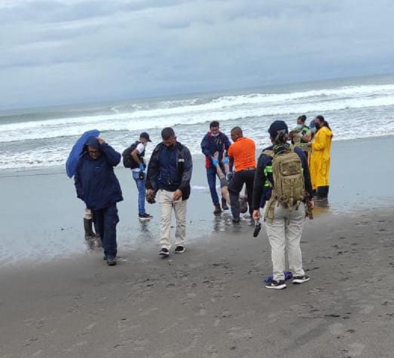 Los rescatistas del Sinaproc, sacaron el cuerpo del mar. Foto: Mayra Madrid