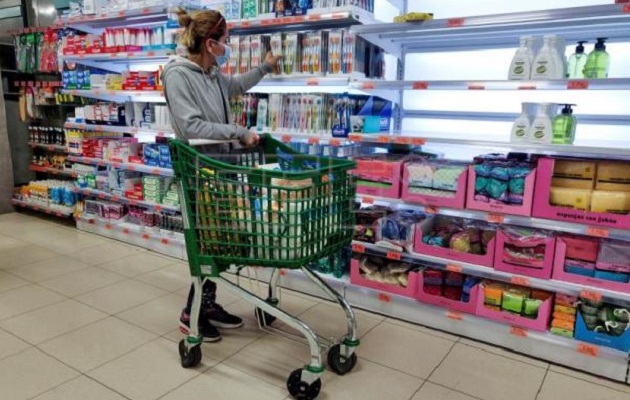 Los consumidores se quejan del desabastecimiento de ciertos productos. Foto: EFE 