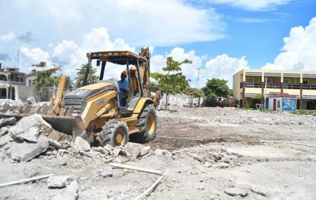 Maquinaria pesada remueven escombros en Les Cayes (Haití). EFE