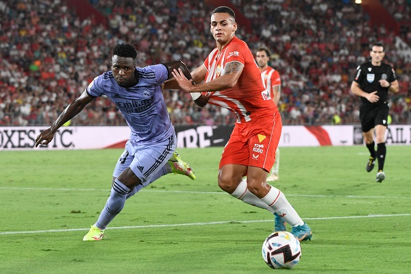 El delantero del Real Madrid Vinicius Jr. (i) disputa un balón con el defensa brasileño de la UD Almería Kaiky Fernandes. Foto: EFE