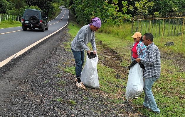 Jóvenes de E Barrito de Atalaya participaron de la limpieza. Foro: Melquiades Vásquez