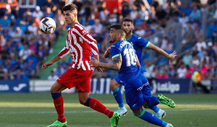 El delantero del Atlético de Madrid Álvaro Morata (izq.) controla el balón ante el centrocampista del Getafe Mauro Arambarri. Foto.EFE