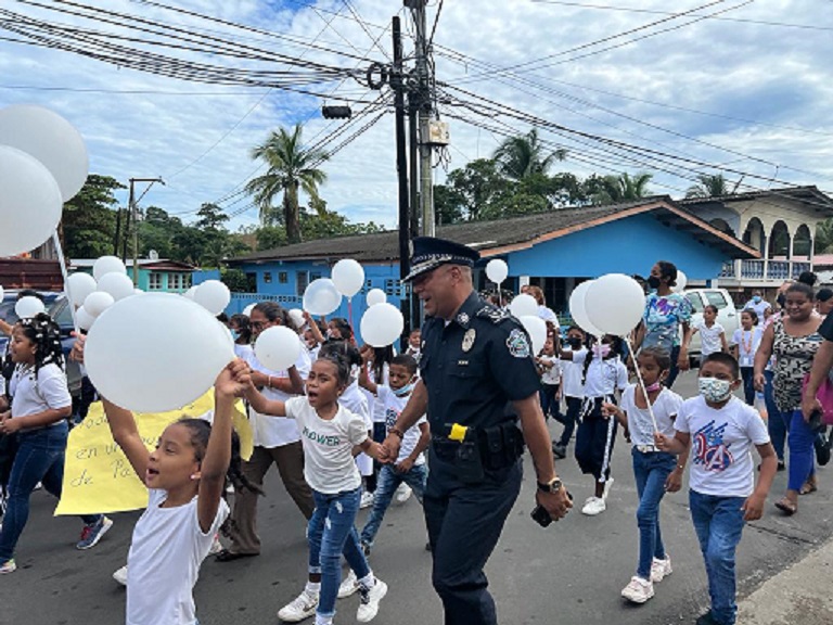 Víctor Méndez, jefe de la Zona Policial de Colón, participó de la marcha. Foto: Diomedes Sánchez