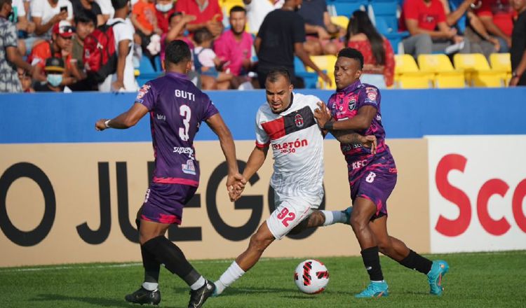 El brasileño Dwann Oliveira del Sporting conduce el balón, ante el acecho de Jorge Gutiérrez (izq.) y Víctor Medina (der.) del Tauro. Foto: @sportingsmfc