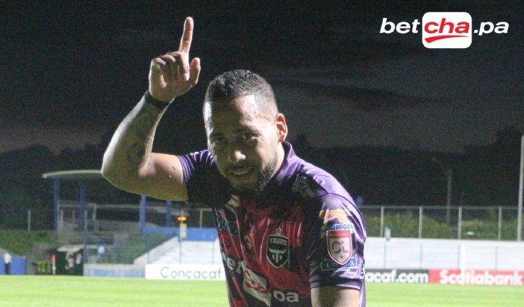 Ernesto 'Bam-Bam' Sinclair festeja su gol en Liga Concacaf. @TauroFC