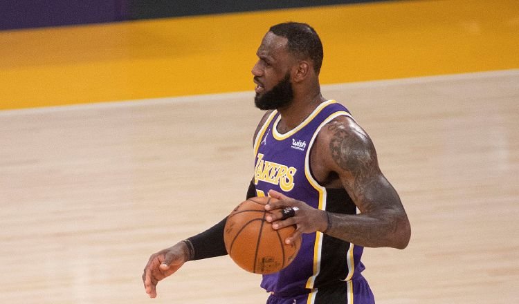 LeBron James, seguirá con los Lakers. Foto:EFE