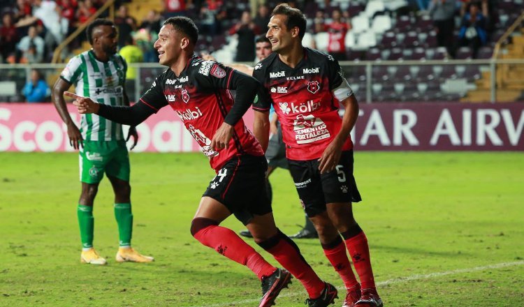 Doryan Rodríguez festeja su gol ante la mirada de Alexander González (verde) del Alianza FC. @ldacr