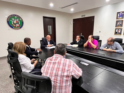 En encuentre entre Adames y los farmacéuticos se realizó la tarde de hoy. Cortesía.