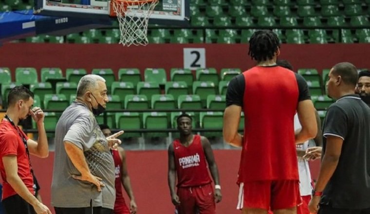 Flor Meléndez (izq.) coach de Panamá habla con los jugadores. Foto: Fepaba