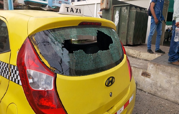 En medio de la balacera un taxi resulto con varios daños por los impactos de bala. Foto. Diomedes Sánchez