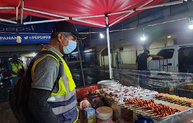 Las revisiones de los puestos de venta de alimentos se harán todos los días de manera sorpresiva, así mismo exigen que el Municipio mantenga la zona de actividades limpia durante todos los días de fiestas. Foto. Melquiades Vásquez