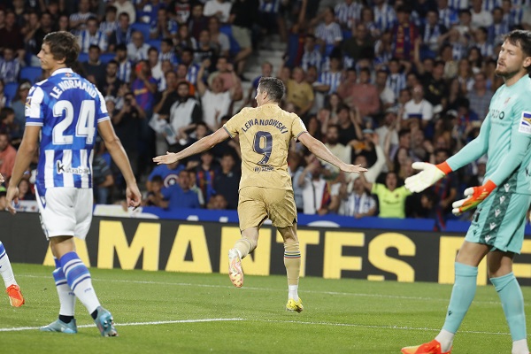 Robert Lewandowski (c) celebra tras marcar ante la Real Sociedad. Foto: EFE