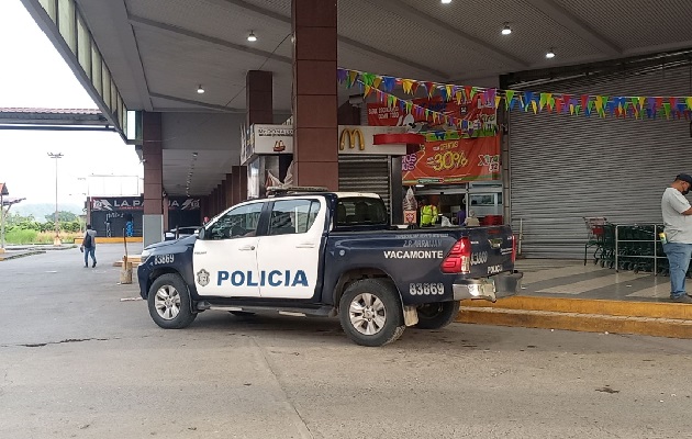 Dentro del supermercado, las tres personas, fueron detenidas y tenían un maletín con dinero en efectivo, cheques, Vale Digital y billetes de lotería premiados. Foto. Eric Montenegro