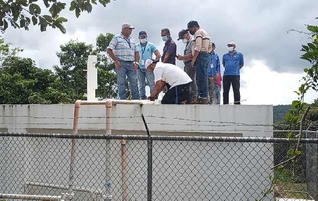 Debido a la deficiencia que presenta la obra, la comunidad solo recibe agua entre cuatro a cinco horas de agua por día. Foto. Eric Montenegro