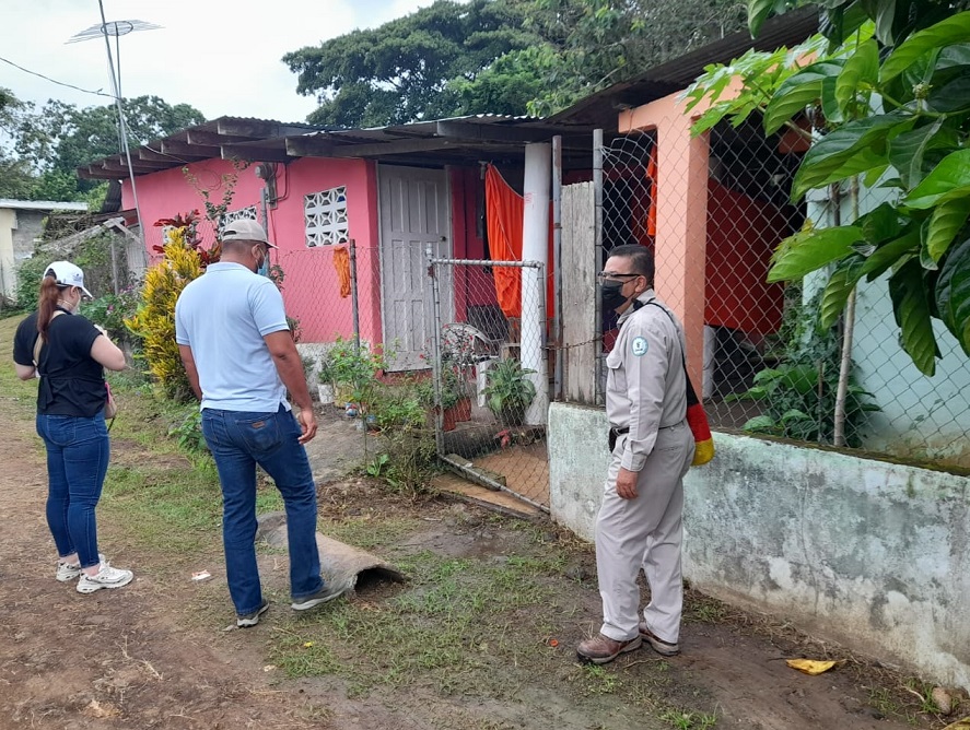 Personal de Saneamiento Ambiental y Zoonosis realizan visitas casa por casa en Tonosí. Foto: Thays Domínguez