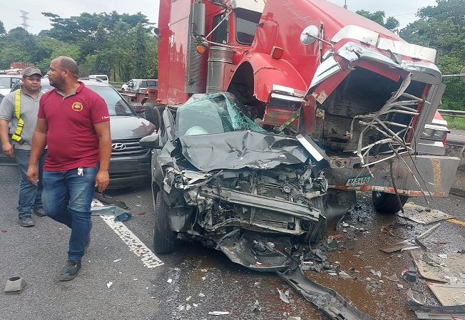 En este accidente múltiple, se vieron también involucrados, una mula y un camión volquete. Foto: Diomedes Sánchez 