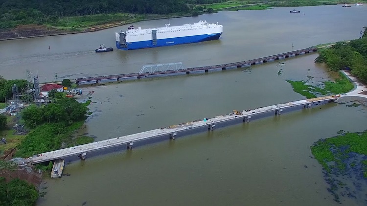 Puente de acceso a Gamboa, que pasa sobre el lago Gatún. El antiguo puente es usado por el ferrocarril. Foto: Cortesía ACP