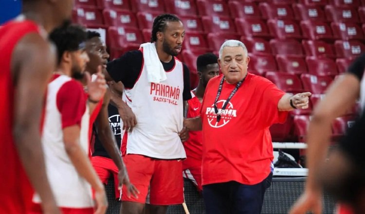 Flor Meléndez técnico de Panamá (der.) en los entrenamientos. Foto: Fepaba