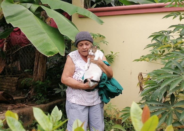 La señora Victoria agradeció a todos los que apoyaron en el rescate de la gatita. Foto: Thays Domínguez 