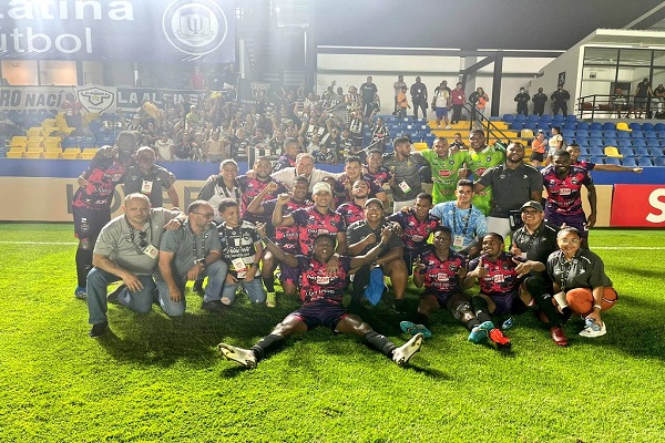 Tauro, festeja avanzar a los cuartos de final de la Liga Concacaf.