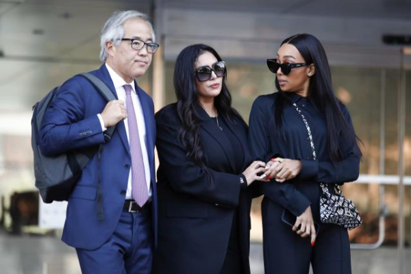 Vanessa Bryant (C), la viuda del fallecido Kobe Bryant, flanqueada por su abogado litigante, Luis Li (L), y su amiga, Sydney Leroux (R). Foto: EFE / EPA / Caroline Brehman