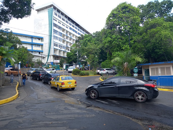 El Complejo Hospitalario, compuesto de dos edificios para salud y uno administrativo, es la instalación de salud más grande del país. Foto: Archivo