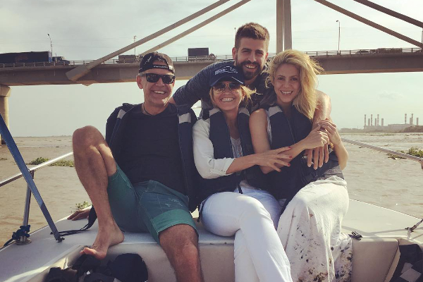 Shakira, Gerard Piqué y los padres del futbolista durante una visita en Barranquilla en 2016. Foto: Instagram / @3gerardpique