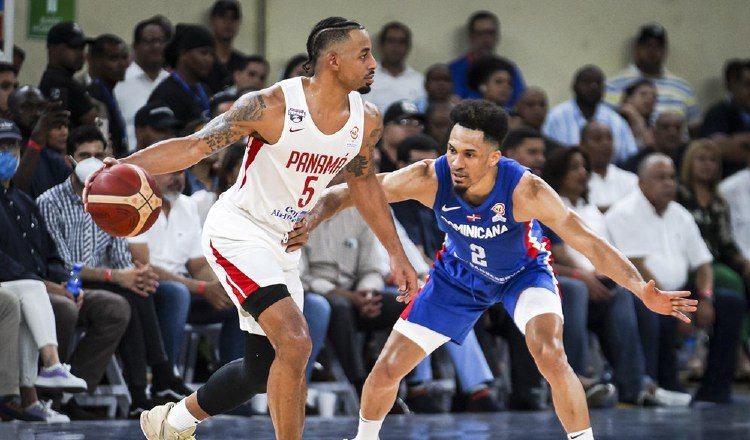 Trevor Gaskins de Panamá y el dominicano Rigoberto Mendoza. Foto. FIBA