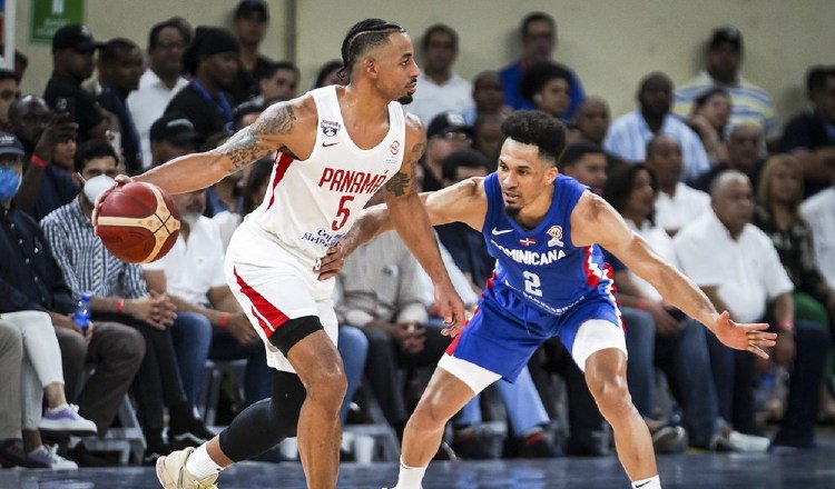 Trevor Gaskins de Panamá  y el dominicano Rigoberto Mendoza. Foto. FIBA