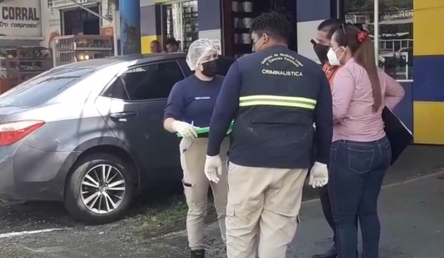 Autoridades del Ministerio Público, acudieron al lugar donde fueron abandonados los autos para recopilar indicios que puedan dar luces a este hecho delictivo. Foto. Mayra MAdrid