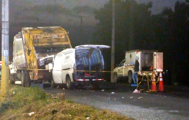 El panel golpeó la parte trasera también del carro recolector, causando la muerte del trabajador de la empresa y la del conductor del panel, color blanco. Foto. Diomedes Sánchez