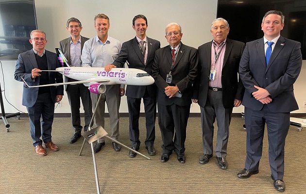 Iván Eskildsen junto a ejecutivos de Volaris. Foto: Cortesía Iván Eskildsen