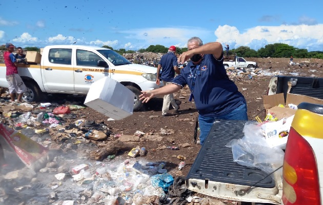 Los alimentos, que fueron retirados de la venta, durante la verificación a 69 establecimientos comerciales en toda la provincia. Foto. Thays Domínguez