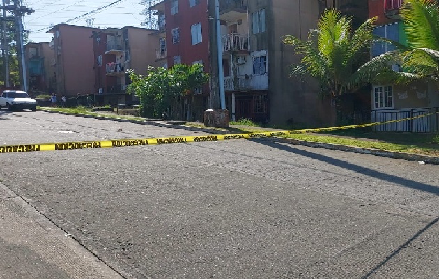 El vehículo donde estaba el occiso y el área donde fue el ataque quedó acordonado con cinta amarilla para preservar la escena del crimen. Foto. Diomedes Sánchez