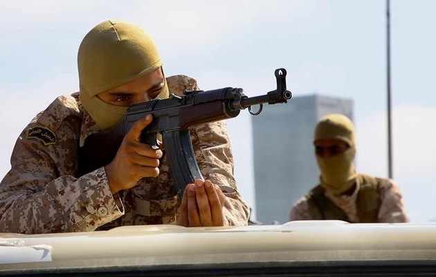 Los choques se calmaron este domingo después de que las fuerzas en apoyo al Gobierno de Unidad Nacional (GUN), con sede en Trípoli. Foto: EFE