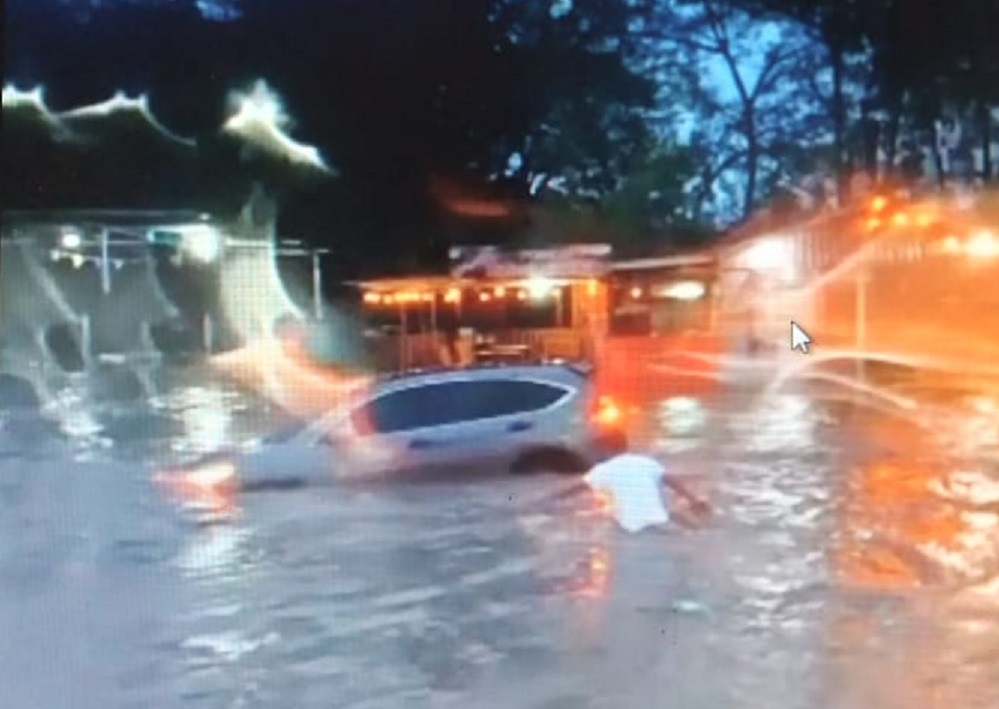 La vía Panamericana quedó totalmente bajo el agua en la entrada de David. Foto: Mayra Madrid