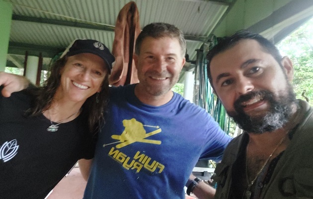 Cari Mackey y Ryan junto al doctor Pedro Méndez-Carvajal. Foto: Cortesía