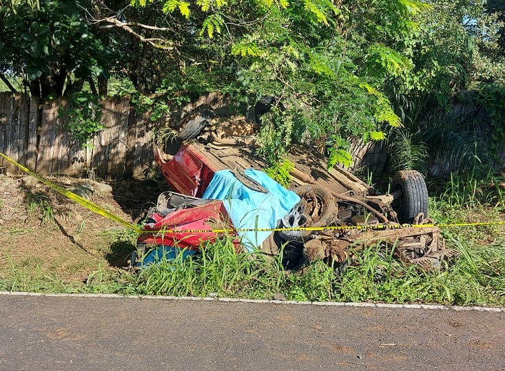 El auto quedó volcado a un lado de la vía. Foto: José Vásquez