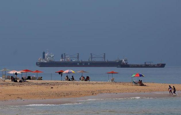 Turistas disfrutan de una playa en la isla de Taboga (Panamá). Foto: EFE