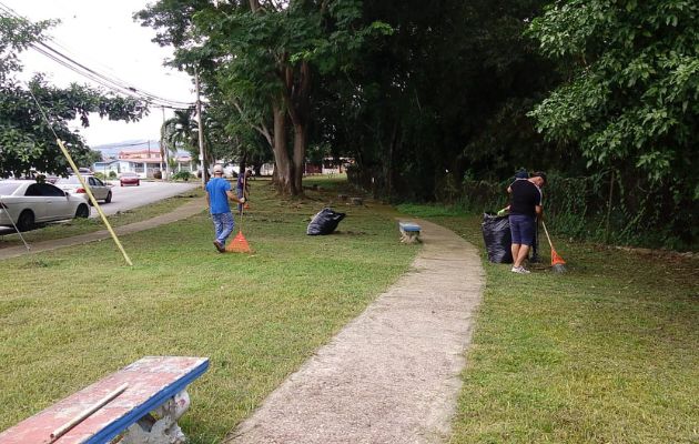 Realizan trabajos comunitarios en un parque. Foto: Cortesía