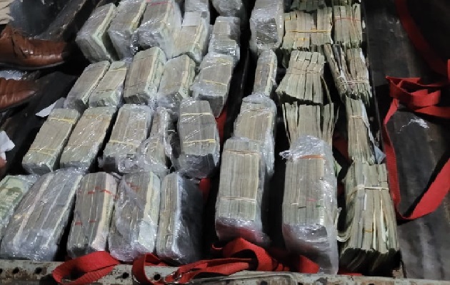 Al momento de revisar el vehículo encontraron un doble fondo y el dinero. Foto. Eric Montenegro