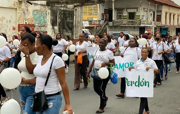 Las mujeres de diversos sectores de Colón marchan por la paz de la provincia. Foto. Diomedes Sánchez