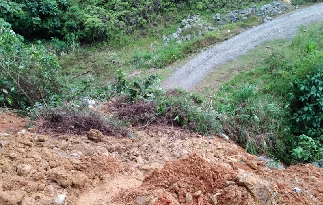  Reabrir la vía podría tomar varios días por lo complicado del terreno y las condiciones climáticas. Foto. Eric Montenegro